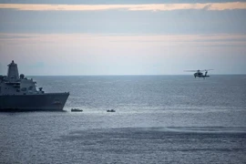 Lực lượng hải quân Mỹ tham gia tìm kiếm chiếc máy bay vận tải MV-22 Osprey gặp nạn ngoài khơi Australia ngày 6/8. (Nguồn: EPA/TTXVN)