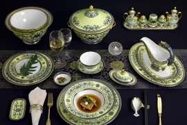 Bộ sản phẩm Hoàng Liên do Minh Long chế tác được chọn phục vụ tiệc chiêu đãi cấp nhà nước tại sự kiện APEC Việt Nam 2017. (Ảnh: Hữu Chiến/Vietnam+) 