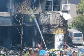 Lực lượng cứu hộ tại hiện trường vụ nổ. (Nguồn: Shanghaidaily)