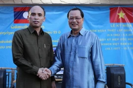 Đại sứ Việt Nam Nguyễn Tiến Minh và Đại sứ Lào Khonepheng Thammavong tại buổi giao lưu. (Ảnh: Xuân Vịnh/Vietnam+)