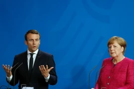  Tổng thống Pháp Emmanuel Macron (trái) và Thủ tướng Đức Angela Merkel (phải) trong cuộc họp báo chung ở Berlin ngày 15/5. (Nguồn: AFP/TTXVN) 