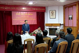 Bộ trưởng Tô Lâm thăm Đại sứ quán Việt Nam tại Belarus. (Ảnh: Quang Vinh/Vietnam+)