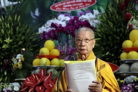 Trưởng lão Hòa thượng Thích Trí Quảng, Phó Pháp chủ Giáo hôi Phật giáo Việt Nam tuyên đọc thông điệp Phật Đản Phật lịch 2561. (Ảnh: Thế Anh/TTXVN)