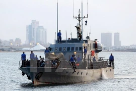 Những người di cư được cứu trên vùng biển ngoài khơi Libya ngày 26/5. (Nguồn: AFP/TTXVN) 