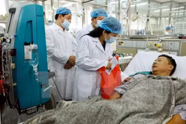 Bộ trưởng Bộ Y tế Nguyễn Thị Kim Tiến đến thăm, tặng quà động viên các bệnh nhân được chuyển về điều trị tại Bệnh viện Bạch Mai. (Ảnh: Dương Ngọc/TTXVN)