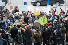 Người dân Mỹ biểu tình phản đối sắc lệnh cấm người tị nạn nhập cảnh của tân Tổng thống Mỹ tại sân bay quốc tế San Francisco ở bang California ngày 28/1. (Nguồn: AFP/TTXVN)