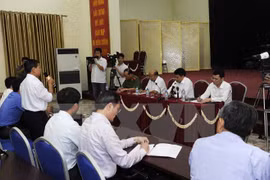 Chủ tịch UBND thành phố Hà Nội Nguyễn Đức Chung gặp gỡ các cán bộ chủ chốt và đối thoại với người dân xã Đồng Tâm. (Nguồn: TTXVN)