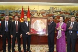 Thủ tướng Nguyễn Xuân Phúc tặng quà cho thành phố Hải Phòng. (Ảnh: Thống Nhất/TTXVN)