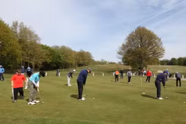 Các golf thủ khởi động trước khi bước vào thi đấu. (Ảnh: Lê Phương/Vietnam+)