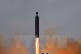 Tên lửa đạn đạo tầm trung Musudan, còn được gọi là tên lửa Hwasong-10, được phóng từ một địa điểm bí mật ở Triều Tiên. (Nguồn: EPA/TTXVN)