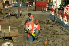 Người lao động nước ngoài sẽ gánh chịu trách nhiệm do lỗi của ông chủ. (Ảnh: Trần Quang Vinh/Vietnam+)