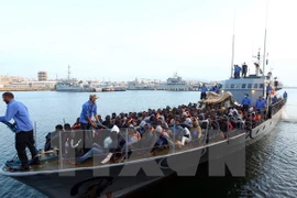 Người di cư trên biển Địa Trung Hải được Lực lượng bảo vệ bờ biển Libya giải cứu và đưa về căn cứ của hải quân ở Tripoli. (Nguồn: AFP/TTXVN)