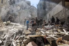 Cảnh đổ nát sau các cuộc không kích tại Ghouta ngoại ô phía Đông thủ đô Damascus ngày 4/4. (Nguồn: AFP/TTXVN)