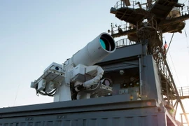 Hệ thống vũ khí Laser (LaWS) của Hải quân Mỹ có nhiệm vụ bắn hạ máy bay không người lái, được lắp đặt thử nghiệm lần đầu tiên tại căn cứ AFSB ở Vịnh Arab ngày 18/7. (Nguồn: EPA/TTXVN)