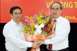 Đồng chí Phạm Minh Chính, Ủy viên Bộ Chính trị, Bí thư Trung ương Đảng, Trưởng ban Tổ chức Trung ương tặng hoa chúc mừng đồng chí Nguyễn Thiện Nhân. (Ảnh: Thanh Vũ/TTXVN)
