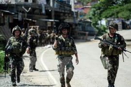Binh sỹ Philippines tuần ra tại Marawi, Mindanao ngày 13/6. (Nguồn: AFP/TTXVN)