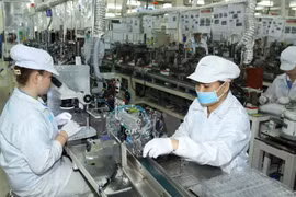 Sản xuất linh kiện điện tử kỹ thuật cao tại Cty TNHH Nidec Sankyo Việt Nam (Nhật Bản) trong Khu Công nghệ cao TP.Hồ Chí Minh. (Ảnh: Thanh Vũ/TTXVN)
