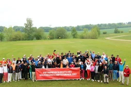 Các golf thủ chụp ảnh lưu niệm trước khi bước vào tranh tài. (Ảnh: Phạm Văn Thắng/Vietnam+) 