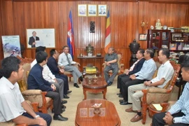 Bộ trưởng Thông tin Campuchia Khieu Kanharrith tiếp các cơ quan đại diện báo chí Việt Nam. (Ảnh: Trần Chí Hùng/TTXVN)