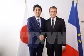 Thủ tướng Nhật Bản Shinzo Abe và Tổng thống Pháp Emmanuel Macron. (Nguồn: AFP/TTXVN)