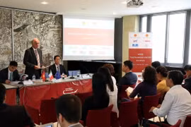 Tổng thư ký Phòng Thương mại vùng Emilia-Romagna, ông Claudio Pasini phát biểu trong buổi làm việc với đoàn doanh nghiệp Việt Nam. (Ảnh: Ngự Bình/Vietnam+)