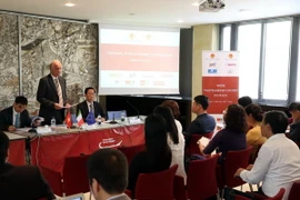 Tổng thư ký Phòng Thương mại vùng Emilia-Romagna, ông Claudio Pasini phát biểu trong buổi làm việc với đoàn doanh nghiệp Việt Nam. (Ảnh: Ngự Bình/Vietnam+)