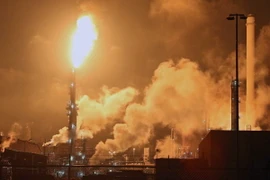 Lửa khói bốc lên trong vụ hỏa hoạn tại nhà máy lọc dầu Shell Pernis ở Rotterdam ngày 29/7. (Nguồn: AFP/TTXVN)