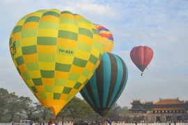 Khinh khí cầu của các đội trình diễn bay. (Ảnh: Hồ Cầu/TTXVN)