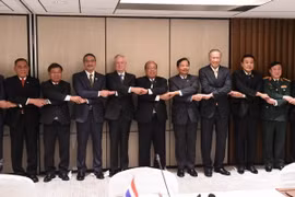 Bộ trưởng Quốc phòng Mỹ James Mattis (thứ 5, trái) và quan chức quốc phòng các nước Đông Nam Á chụp ảnh chung tại Đối thoại Shangri-La lần thứ 16 ở Singapore ngày 4/6. (Nguồn: AFP/TTXVN)