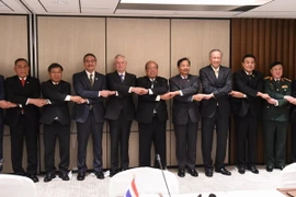 Bộ trưởng Quốc phòng Mỹ James Mattis (thứ 5, trái) và quan chức quốc phòng các nước Đông Nam Á chụp ảnh chung tại Đối thoại Shangri-La lần thứ 16 ở Singapore ngày 4/6. (Nguồn: AFP/TTXVN)