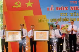 Quang cảnh Lễ trao bằng xếp hạng di tích quốc gia cho di tích Đồn Cao Đông Triều và đền An Biên. (Ảnh: Văn Đức/TTXVN)