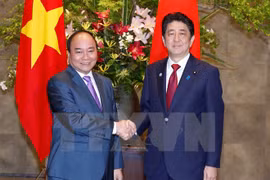 Thủ tướng Nhật Bản Shinzo Abe đón Thủ tướng Nguyễn Xuân Phúc trong chuyến thăm Nhật Bản, tháng 5/2016. (Ảnh: Thống Nhất/TTXVN). 