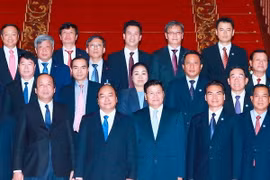 Thủ tướng Nguyễn Xuân Phúc (hàng thứ nhất, thứ 2 từ trái sang) và Thủ tướng Lào Thongloun Sisoulith với các đại biểu. (Ảnh: Thống Nhất/TTXVN)