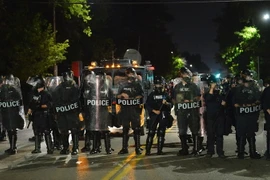 Cảnh sát triển khai để ngăn chặn người biểu tình quá khích tại St. Louis, Missouri. (Nguồn: AFP/TTXVN)