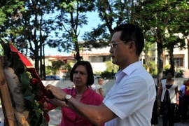 Đại sứ Việt Nam Nguyễn Trung Thành đặt vòng hoa tại Tượng đài Chủ tịch Hồ Chí Minh. (Ảnh : Vũ Lê Hà/TTXVN) 