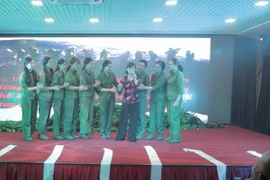 Một tiết mục biểu diễn của Đoàn kịch Nhà hát quân đội. (Ảnh: Quang Vinh/Vietnam+)