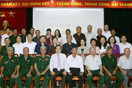 Chủ tịch Ủy ban Mặt trận Tổ quốc Trần Thanh Mẫn chụp ảnh lưu niệm với đoàn đại biểu. (Ảnh: Nguyễn Dân/ TTXVN)