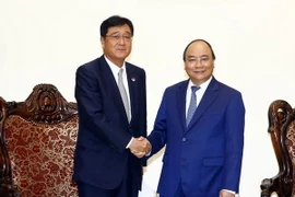 Thủ tướng Nguyễn Xuân Phúc tiếp ông Osamu Masuka, Giám đốc điều hành Tập đoàn Mitsubishi Motor. (Ảnh: Thống Nhất/TTXVN)