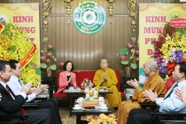  Trưởng Ban Dân vận Trung ương Trương Thị Mai chúc mừng Trung ương Giáo hội Phật giáo Việt Nam tại Chùa Quán Sứ. (Ảnh: Nguyễn Dân/TTXVN) 