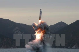 Tên lửa đạn đạo được phóng từ tàu ngầm tại một địa điểm bí mật ở Triều Tiên. (Ảnh: EPA/TTXVN)