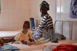 Trẻ em bị suy dinh dưỡng điều trị tại bệnh viện ở Tillaberi, Tây Niger. (Nguồn: AFP/TTXVN)