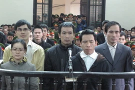 Các bị cáo phạm tội “Hoạt động nhằm lật đổ chính quyền nhân dân” tại phiên tòa năm 2013. (Ảnh : Nguyễn Văn Nhật/TTXVN)