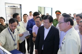 Phó Thủ tướng Trịnh Đình Dũng thăm công ty Samsung tại khu công nghiệp Yên Phong-Bắc Ninh. (Ảnh: Thái Hùng/TTXVN) 