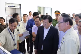 Phó Thủ tướng Trịnh Đình Dũng thăm công ty Samsung tại khu công nghiệp Yên Phong-Bắc Ninh. (Ảnh: Thái Hùng/TTXVN) 