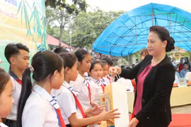 Chủ tịch Quốc hội Nguyễn Thị Kim Ngân đến thăm và tặng quà các em học sinh trường tiểu học và trường THCS Tuân Lộ, huyện Sơn Dương. (Ảnh: Trọng Đức /TTXVN)