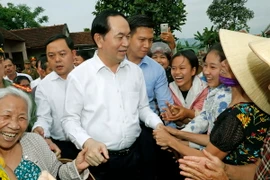  Chủ tịch nước Trần Đại Quang gặp gỡ thân mật bà con nhân dân xã Nghĩa Đồng. (Ảnh: Nhan Sáng/TTXVN)