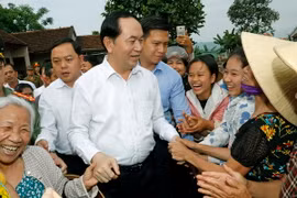  Chủ tịch nước Trần Đại Quang gặp gỡ thân mật bà con nhân dân xã Nghĩa Đồng. (Ảnh: Nhan Sáng/TTXVN)