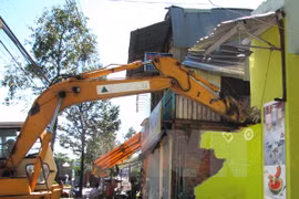 Phá dỡ công trình xây dựng trái phép. (Ảnh: Nguyễn Văn Việt/TTXVN)