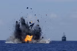 Hải quân Indonesia đánh chìm tàu cá nước ngoài vì đánh bắt cá trái phép. (Nguồn: CCTV)