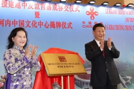 Chủ tịch Quốc hội Nguyễn Thị Kim Ngân và Tổng Bí thư, Chủ tịch Trung Quốc Tập Cận Bình thực hiện nghi thức khai trương Trung tâm Văn hóa Trung Quốc tại Hà Nội. (Ảnh: Trọng Đức/TTXVN)